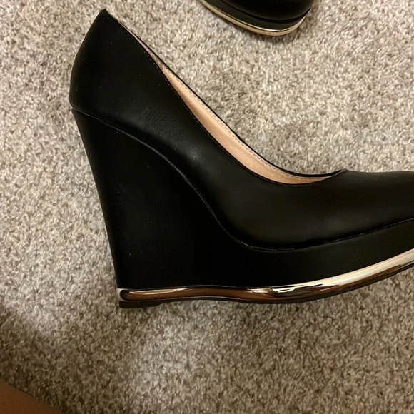 Heels - Picture 3 of 3